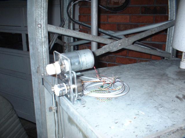 Motor unit and feedback potentiometer.